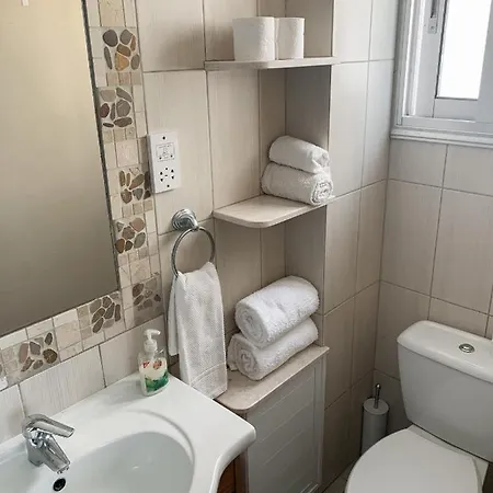 Lägenhet Modern Apt In Paphos Port - Pool & 50 M To The Sea