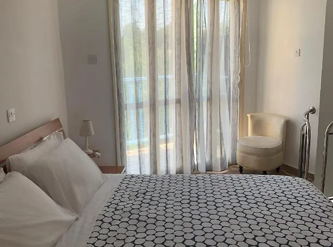 Appartamento Modern Apt In Paphos Port - Pool & 50 M To The Sea *